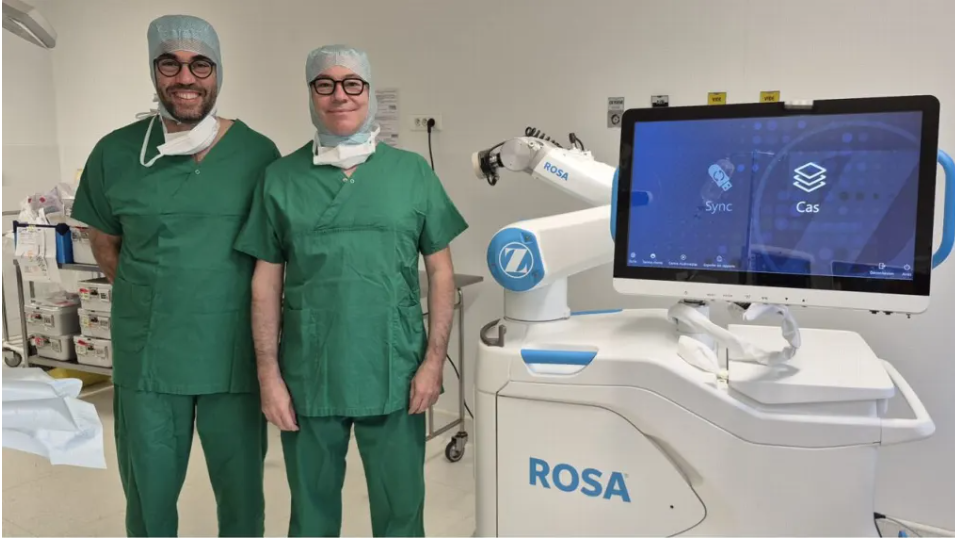 Robot chirurgical ROSA et l'équipe chirurgicale de la Clinique du Saint-Cœur